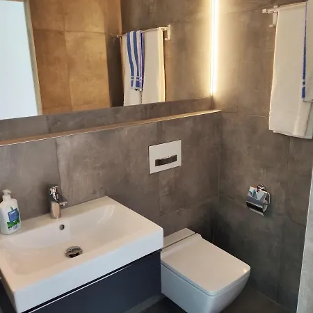 Modern Ausgebauter Ueberseecontainer Als Tiny House Aparthotel *