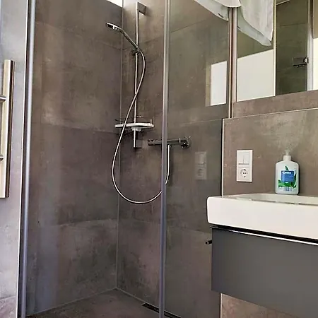 Modern Ausgebauter Ueberseecontainer Als Tiny House Апарт-отель 3*