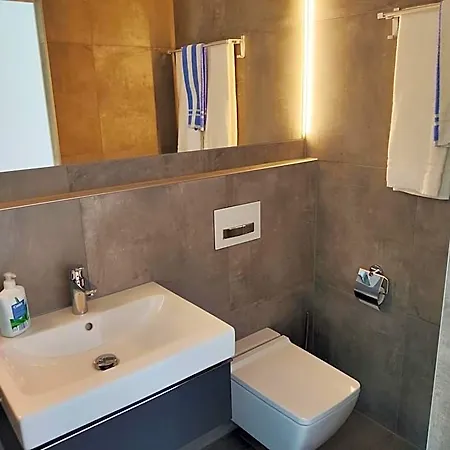 Modern Ausgebauter Ueberseecontainer Als Tiny House Вертгейм
